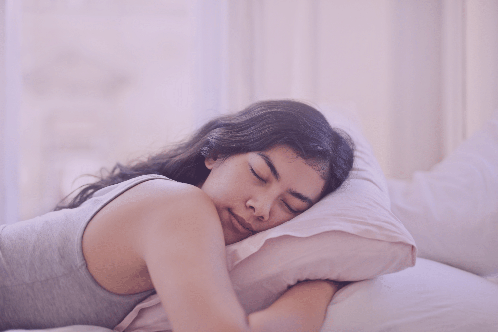 Mujer durmiendo abrazada a la almohada