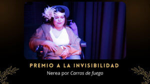 Mujer con discapacidad física en silla de ruedas en una gala de premios