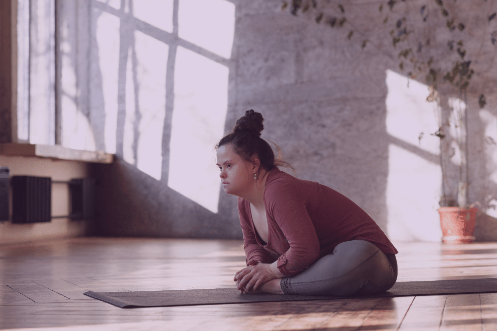 Mujer con discapacidad haciendo yoga