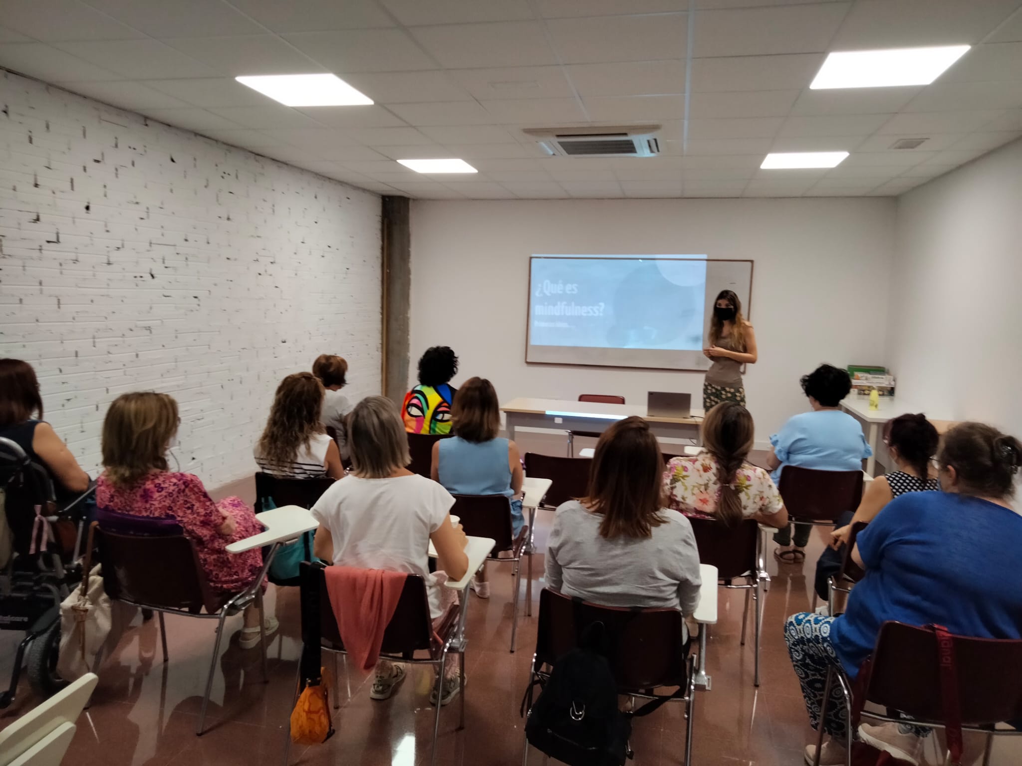 Grupo de mujeres en una sala en un taller de mindfulness