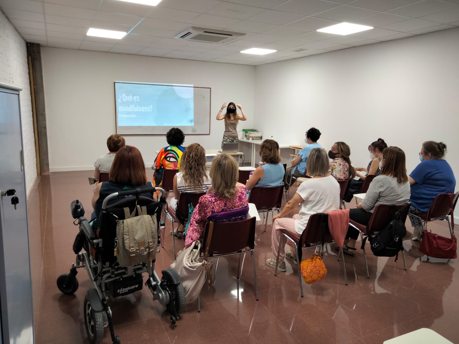 Grupo de mujeres en una sala en un taller de mindfulness