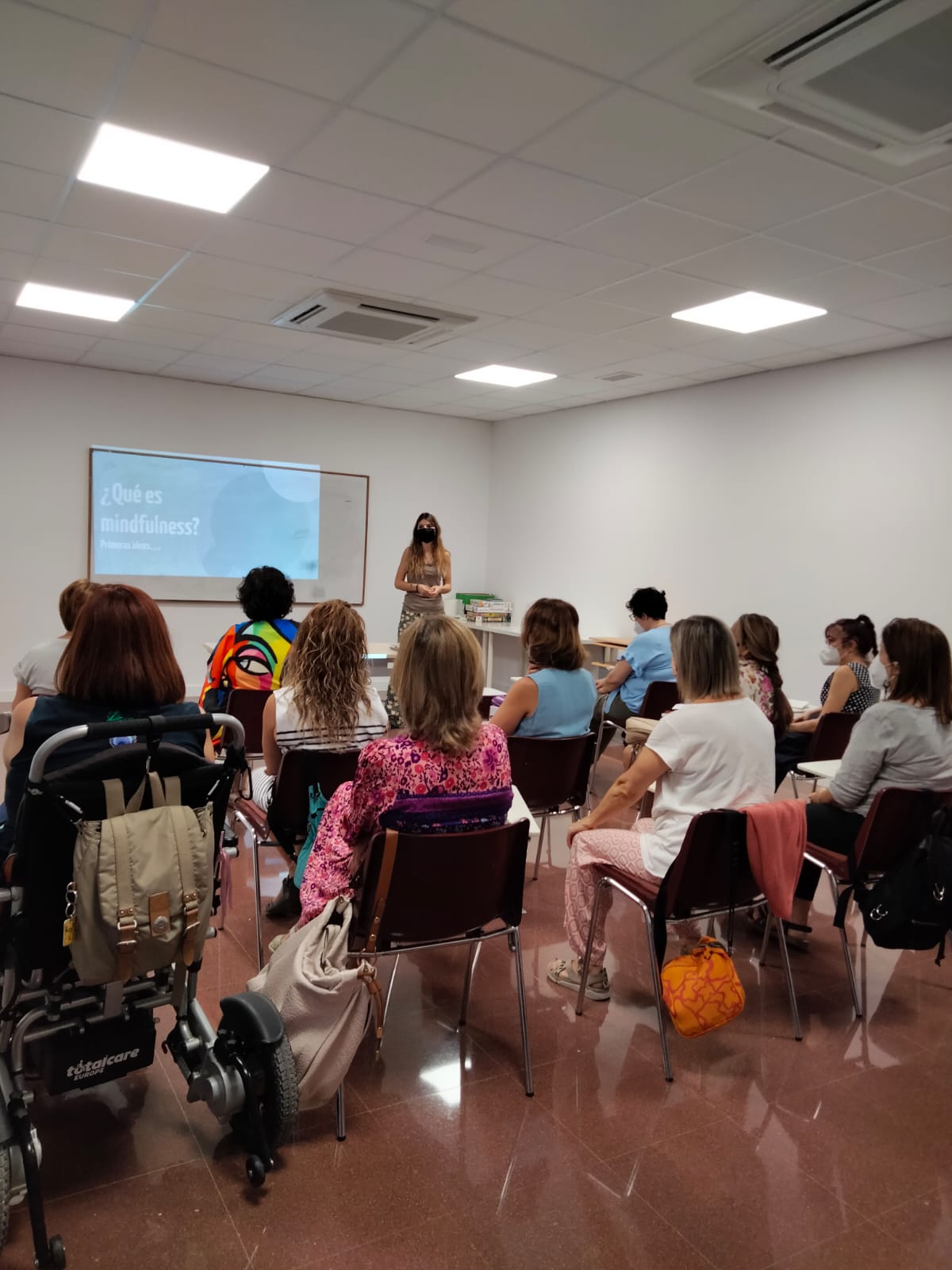 Grupo de mujeres en una sala en un taller de mindfulness