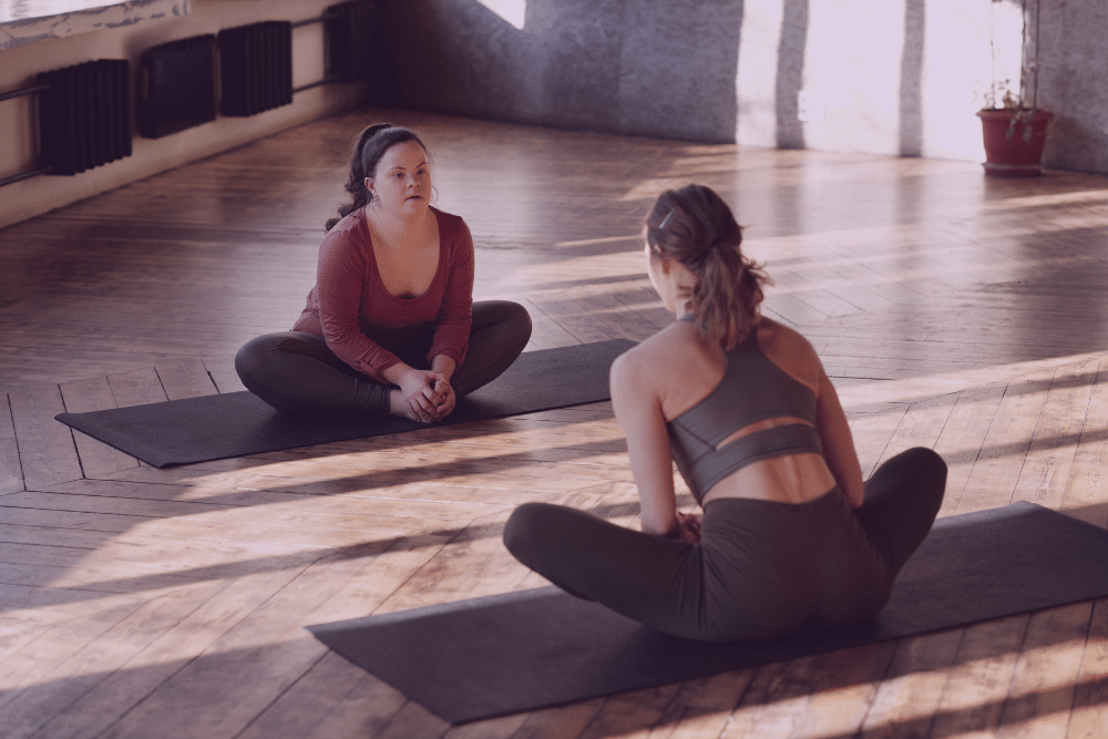 Dos mujeres, una de ellas con discapacidad, haciendo yoga para el suelo pélvico