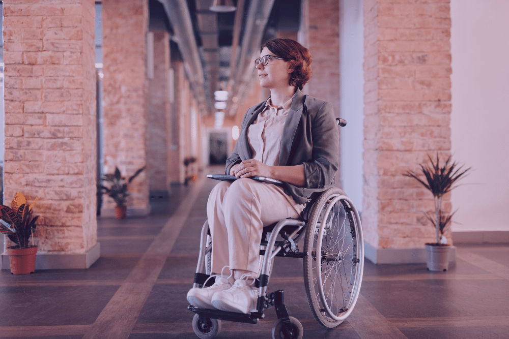Mujer con discapacidad en un interior