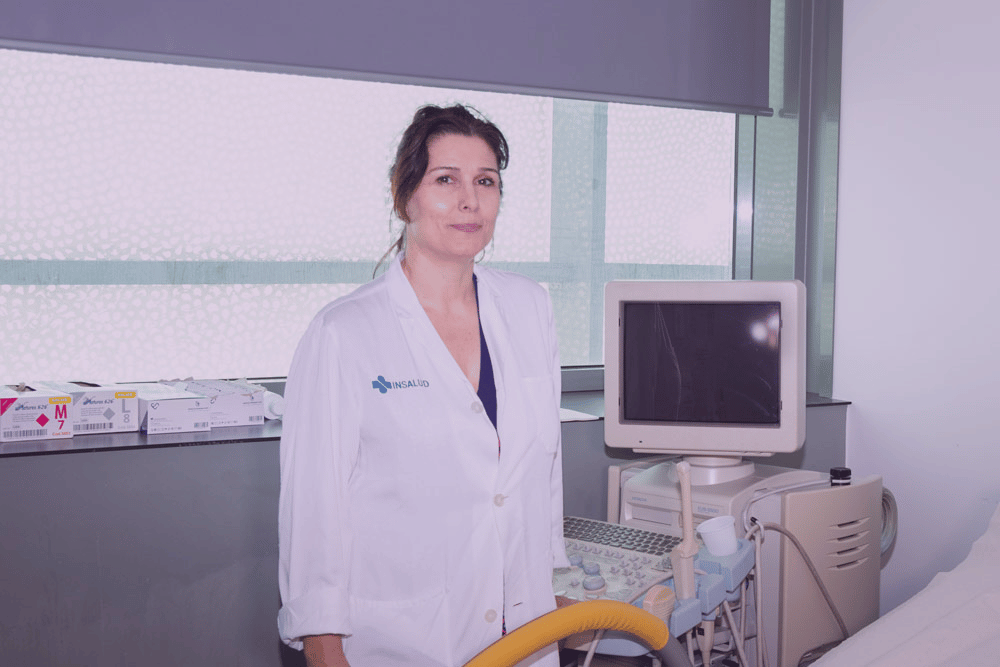 Marta Padín, ginecóloga del Inocencio Jiménez de Zaragoza en la nueva consulta de ginecología accesible junto a la camilla